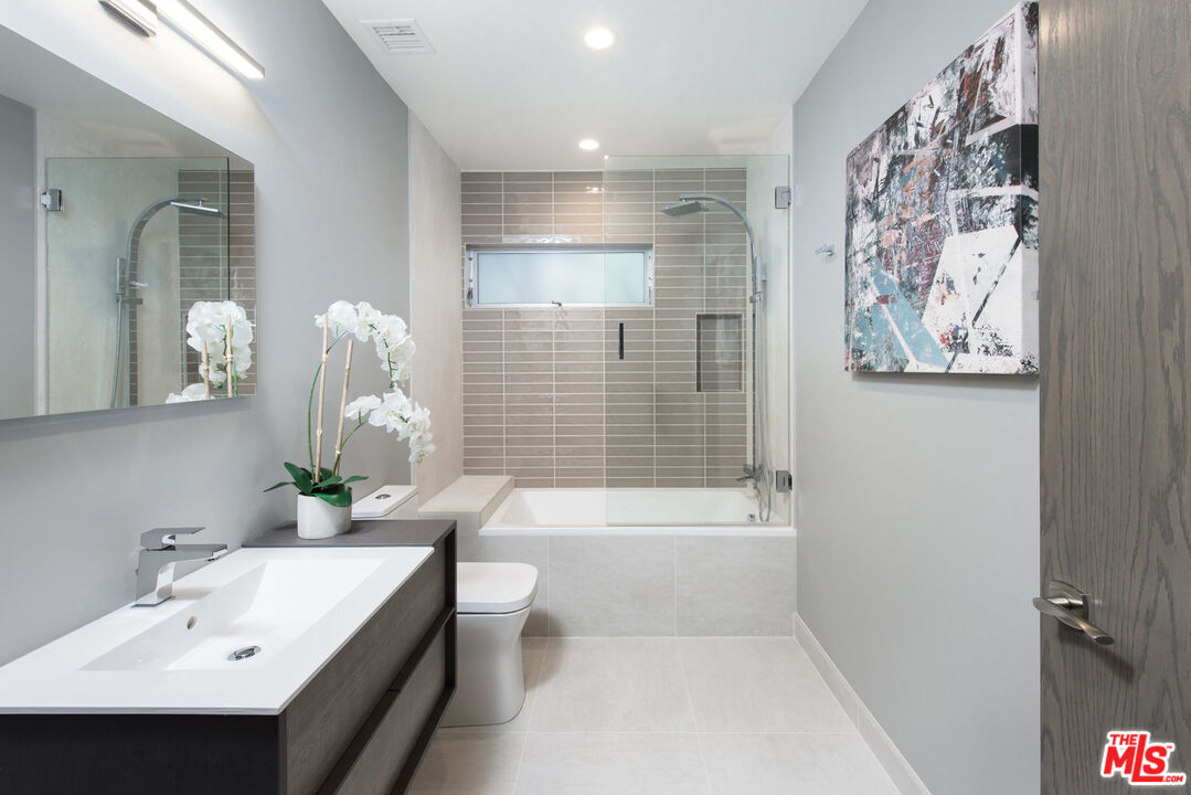 2213 Roscomare Road Los Angeles, CA 90077 - Photo 36 of 39 a bathroom with a bathtub sink and toilet