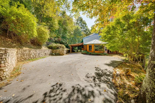 $699,900 | 107 Deer Run Drive, Flag Pond, TN 37657