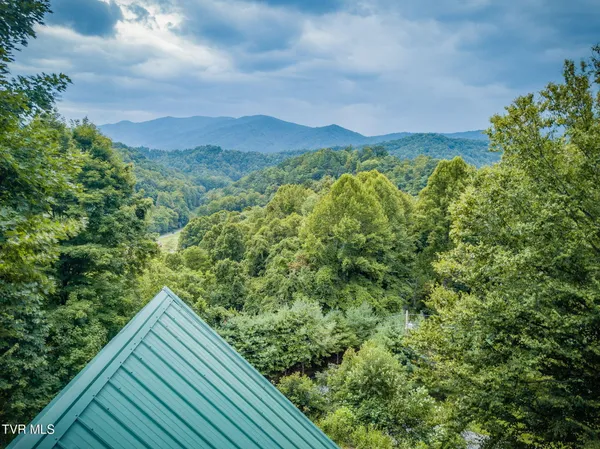 $699,900 | 107 Deer Run Drive, Flag Pond, TN 37657