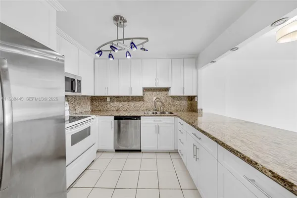 $2,200 | 6900 Bay Drive, Unit 7E, Miami Beach, FL 33141