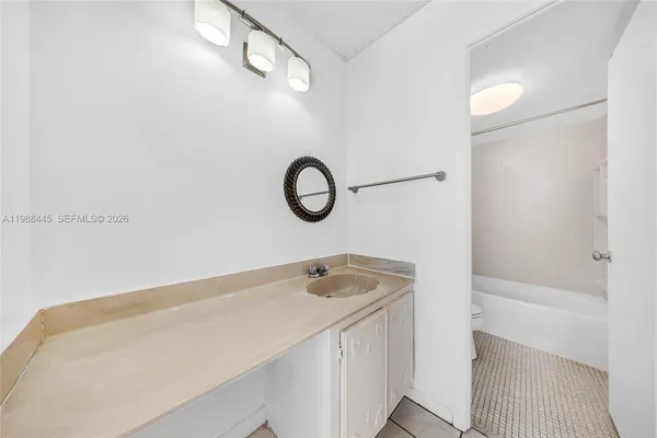 $2,200 | 6900 Bay Drive, Unit 7E, Miami Beach, FL 33141