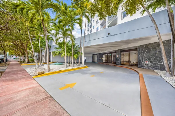 $2,200 | 6900 Bay Drive, Unit 7E, Miami Beach, FL 33141