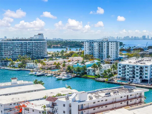 $2,200 | 6900 Bay Drive, Unit 7E, Miami Beach, FL 33141