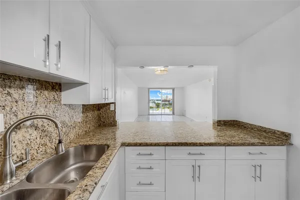 $2,200 | 6900 Bay Drive, Unit 7E, Miami Beach, FL 33141