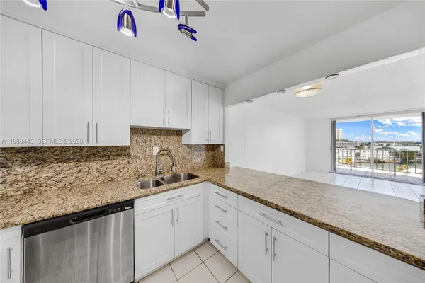 $2,200 | 6900 Bay Drive, Unit 7E, Miami Beach, FL 33141