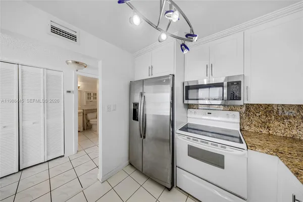 $2,200 | 6900 Bay Drive, Unit 7E, Miami Beach, FL 33141