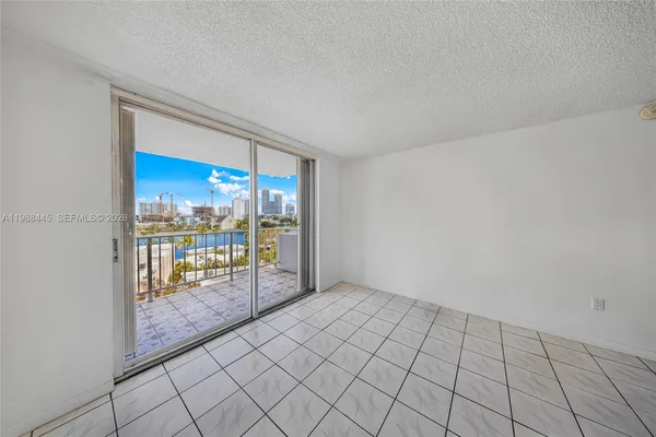 $2,200 | 6900 Bay Drive, Unit 7E, Miami Beach, FL 33141