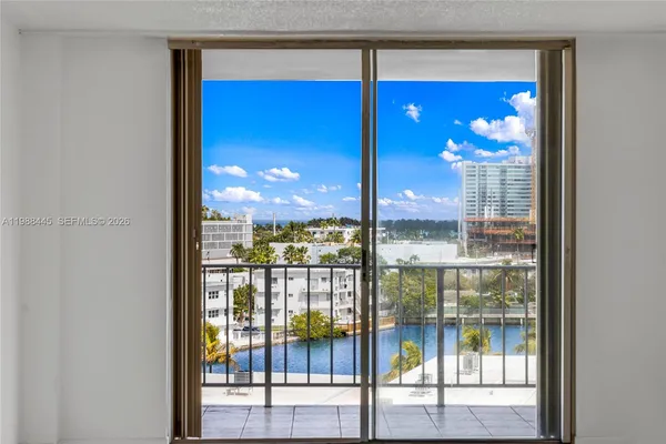 $2,200 | 6900 Bay Drive, Unit 7E, Miami Beach, FL 33141