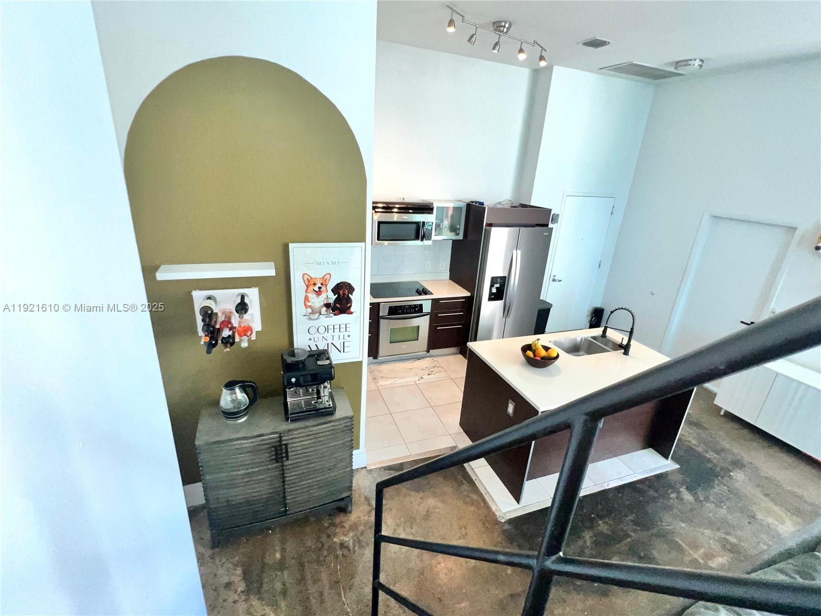 1900 North Bayshore Drive, Unit 909 Miami, FL 33132 - Photo 11 of 23 a work place with table and chairs