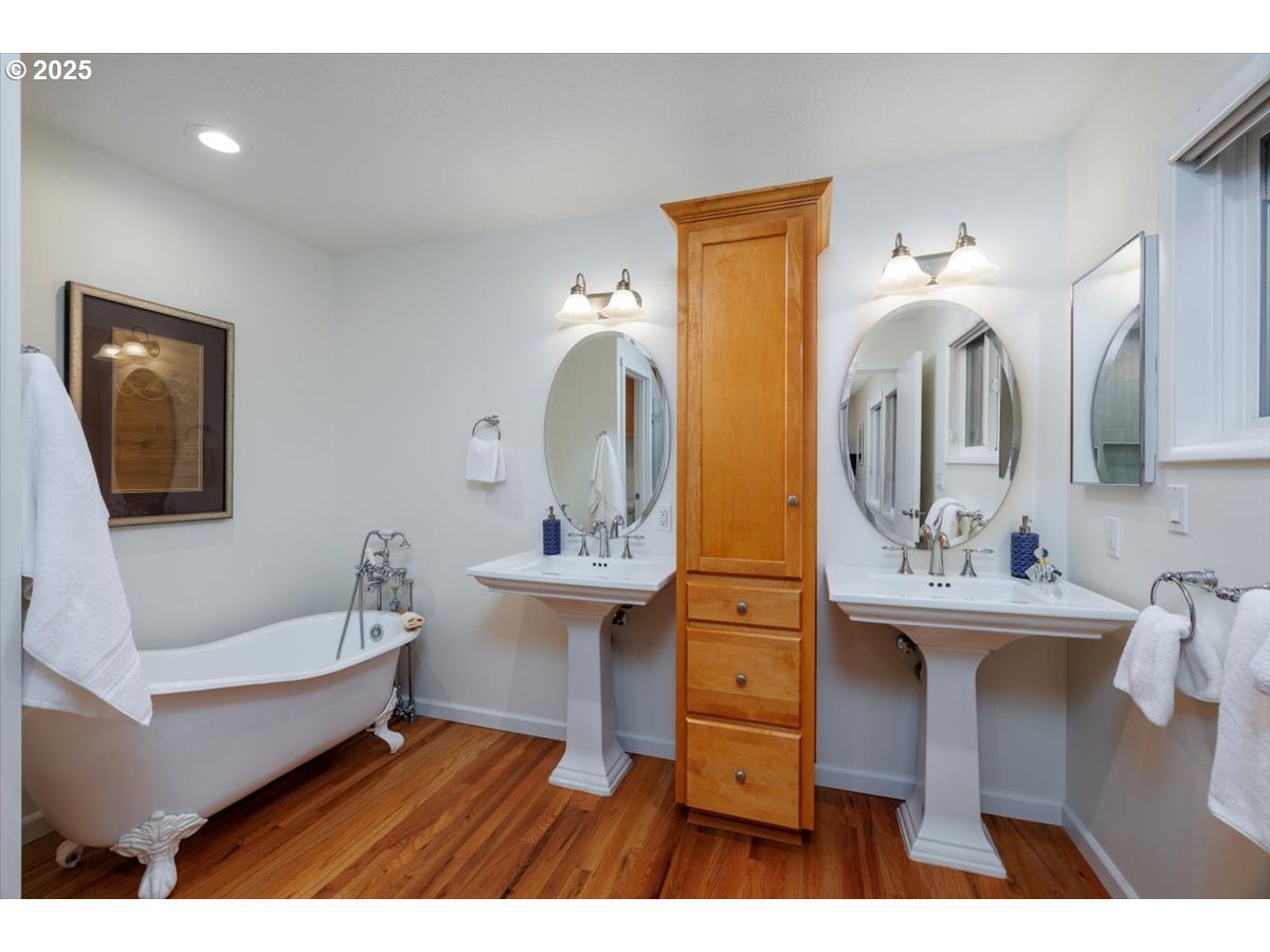 1622 Southwest Midvale Road Portland, OR 97219 - Photo 14 of 48 Owner's Suite Bathroom