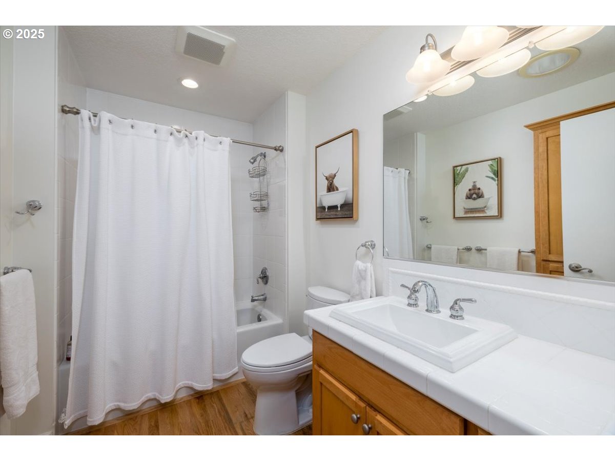 1622 Southwest Midvale Road Portland, OR 97219 - Photo 19 of 48 Bathroom