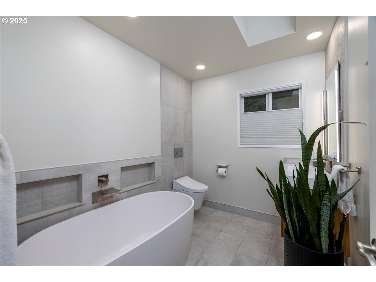 1622 Southwest Midvale Road Portland, OR 97219 - Photo 20 of 48 Attached Bathroom #3