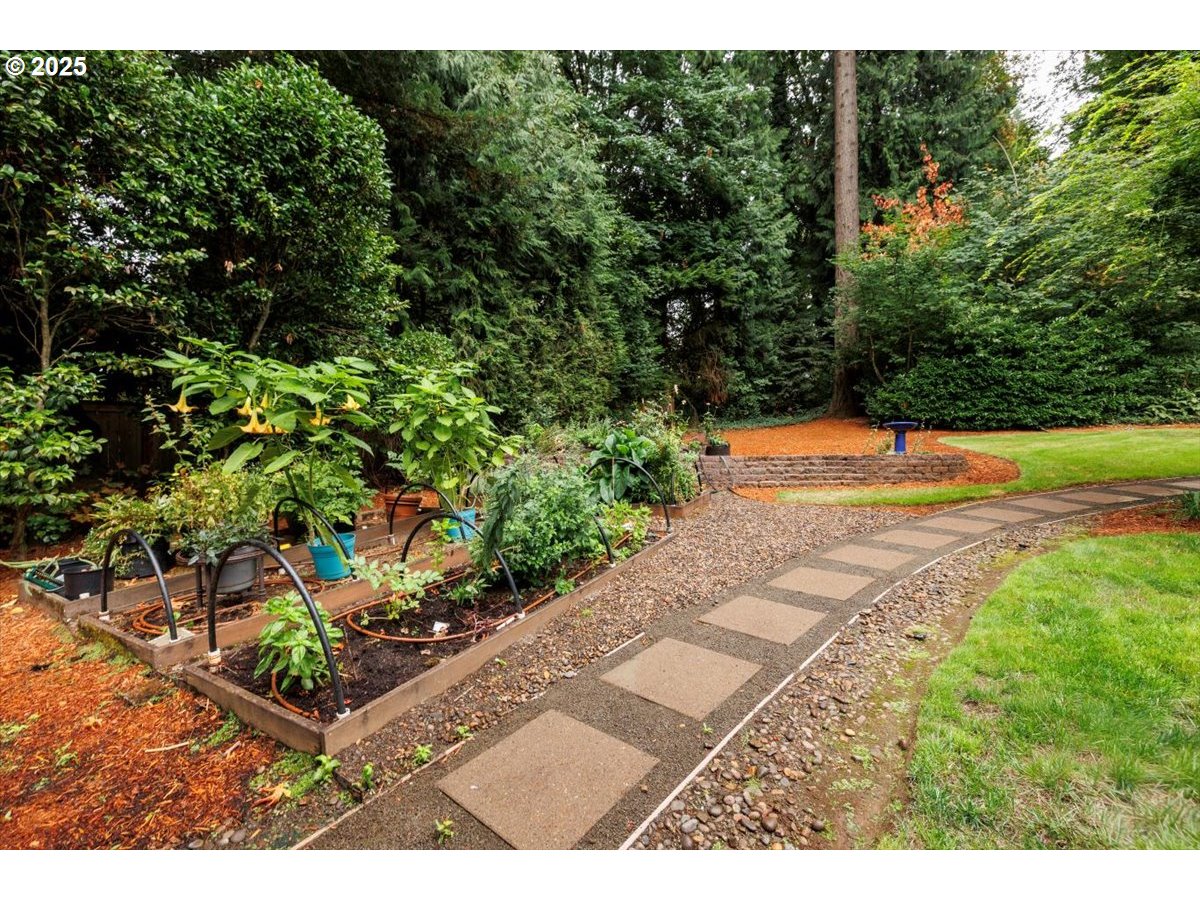 1622 Southwest Midvale Road Portland, OR 97219 - Photo 39 of 48 Backyard