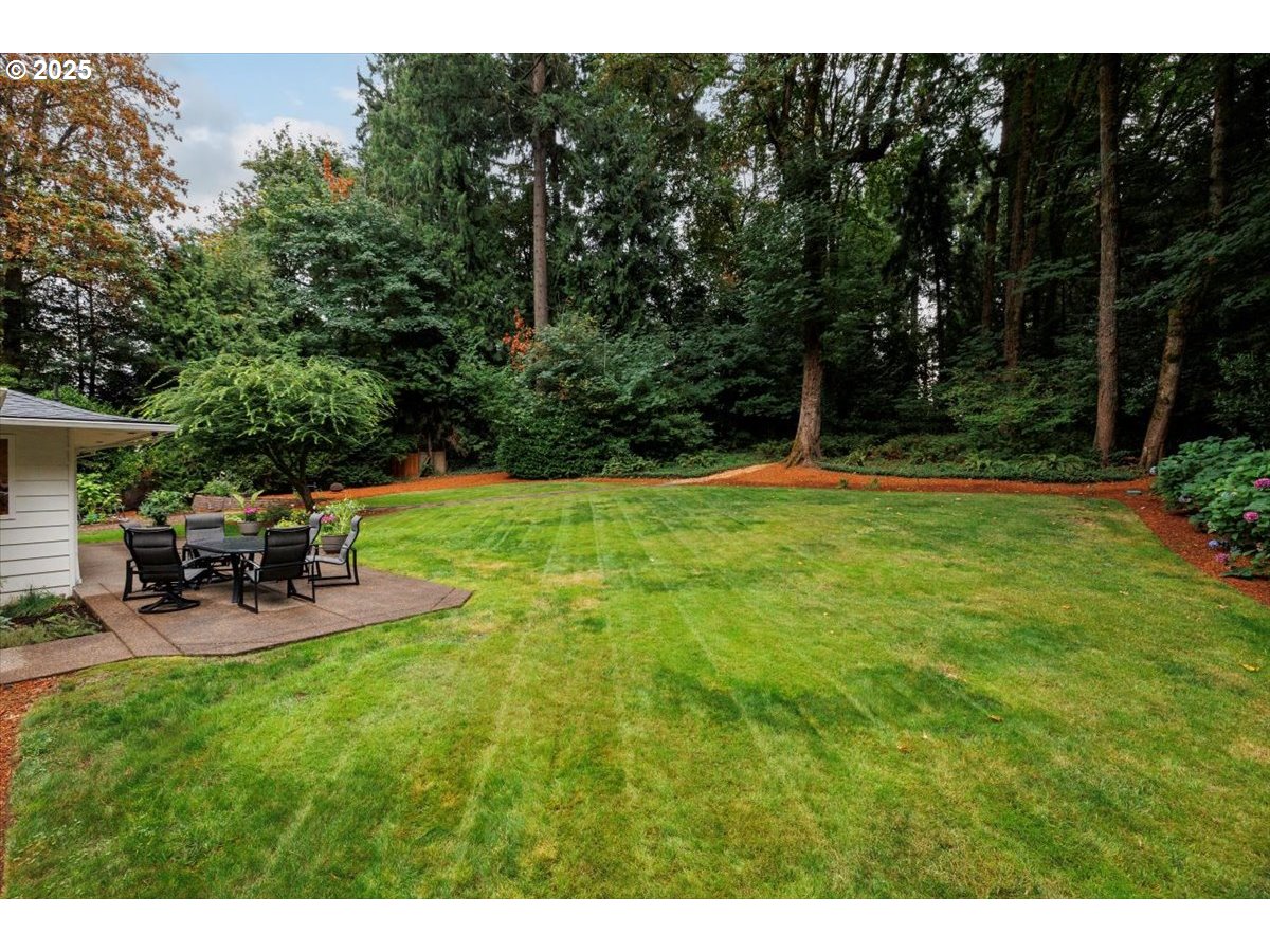 1622 Southwest Midvale Road Portland, OR 97219 - Photo 44 of 48 Backyard