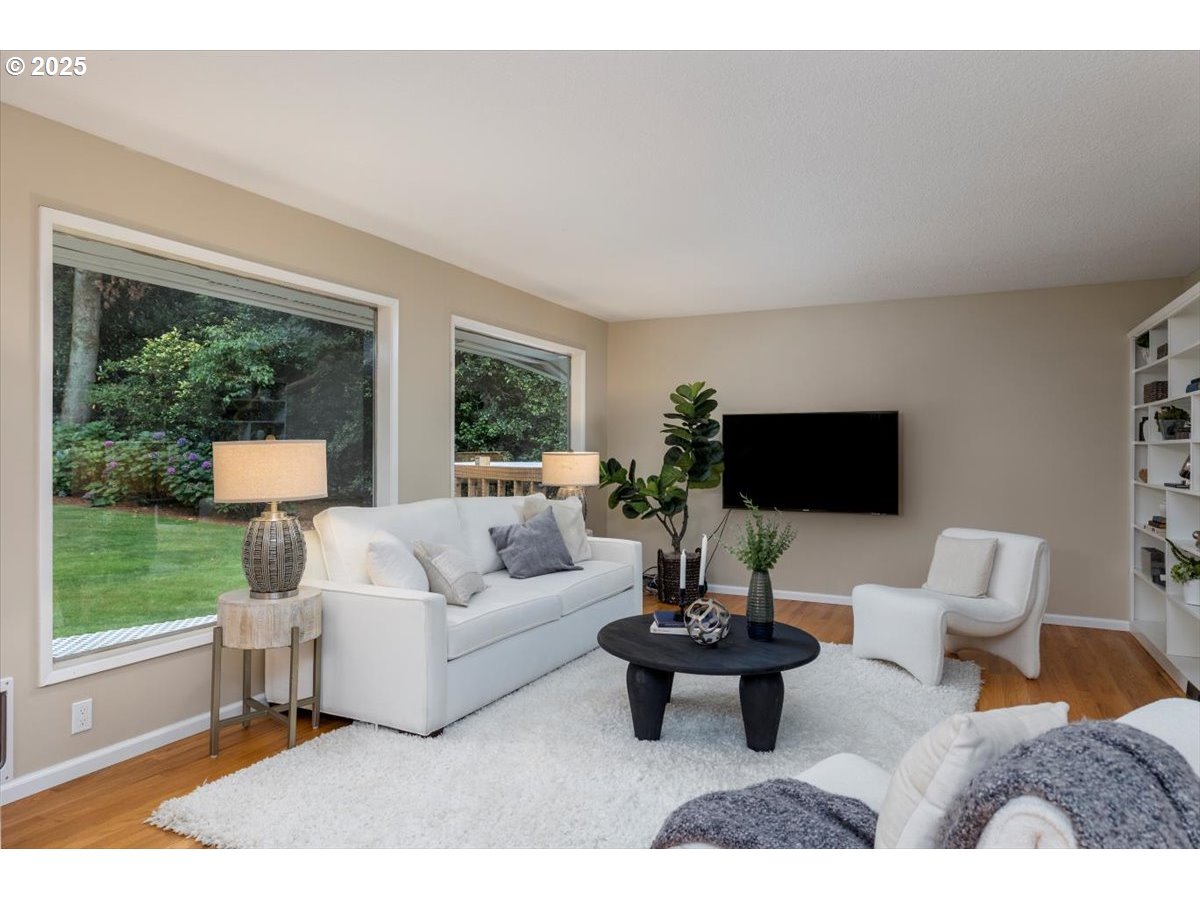 1622 Southwest Midvale Road Portland, OR 97219 - Photo 5 of 48 Living Room