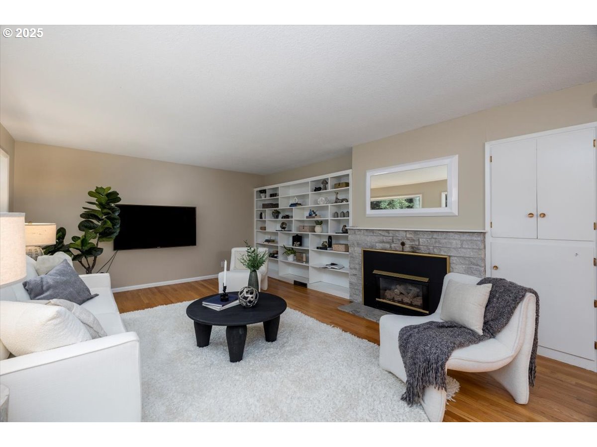 1622 Southwest Midvale Road Portland, OR 97219 - Photo 6 of 48 Living Room