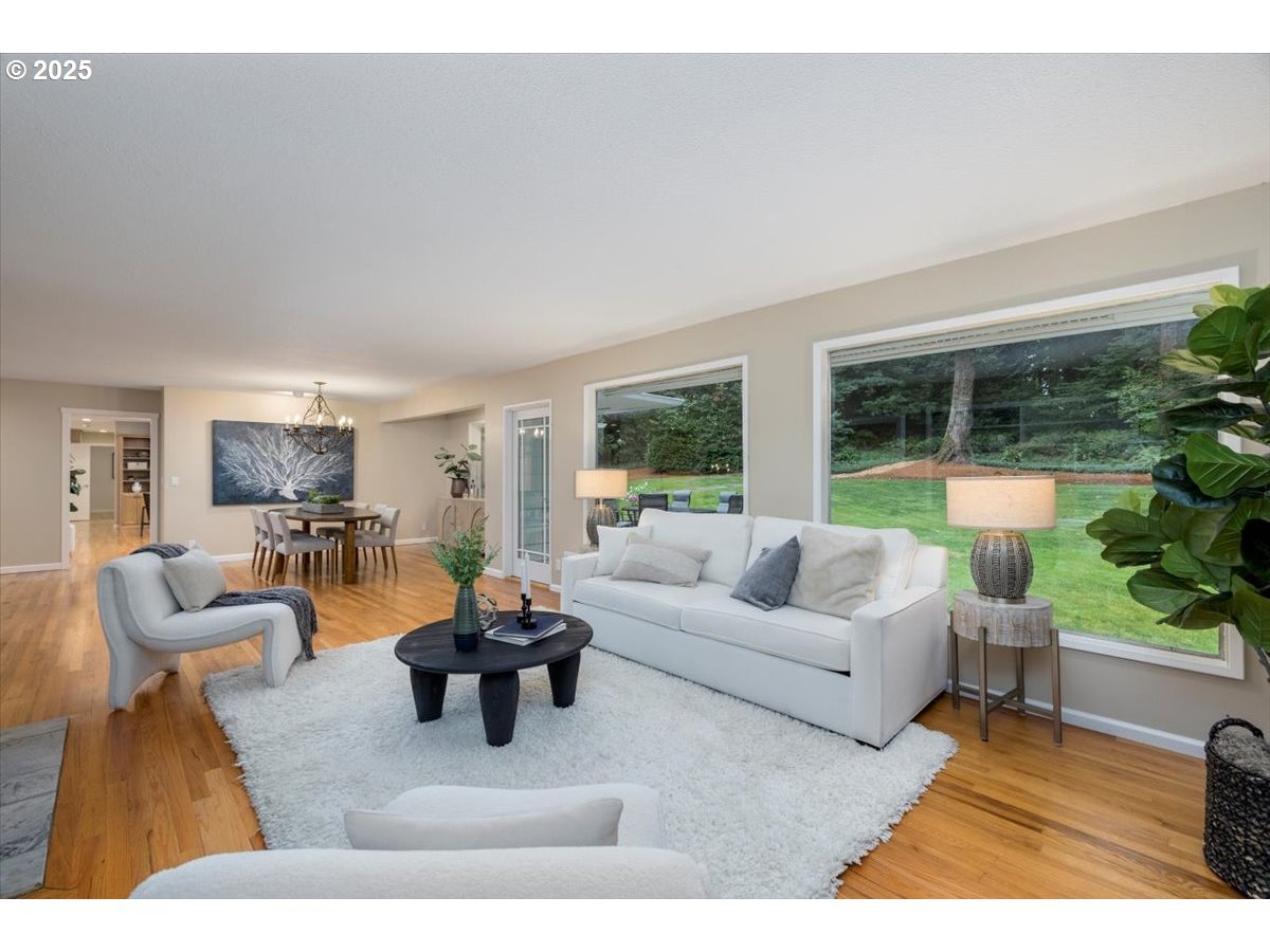 1622 Southwest Midvale Road Portland, OR 97219 - Photo 7 of 48 Living Room