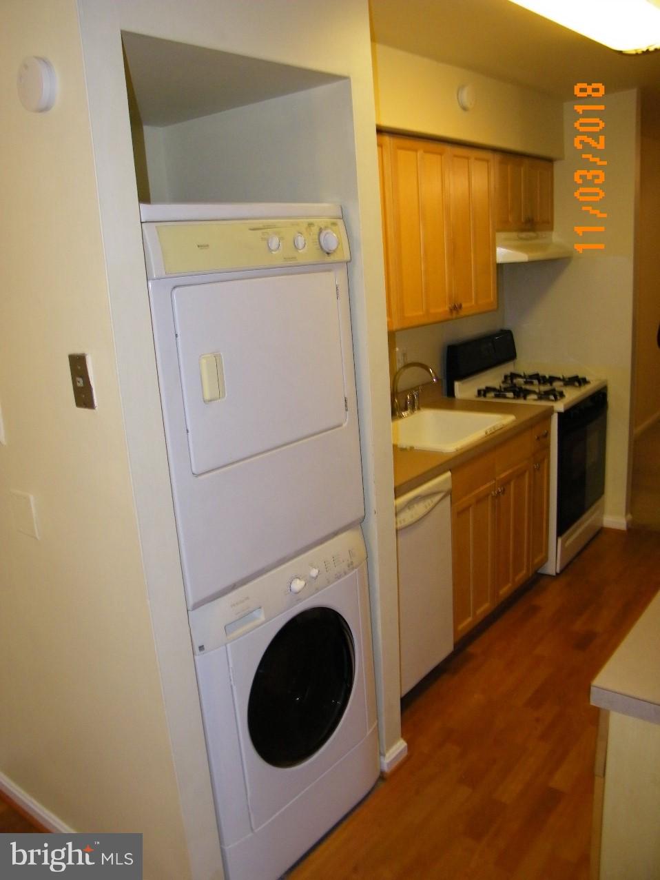 11228 Chestnut Grove Square, Unit 129 Reston, VA 20190 - Photo 3 of 12 Kitchen