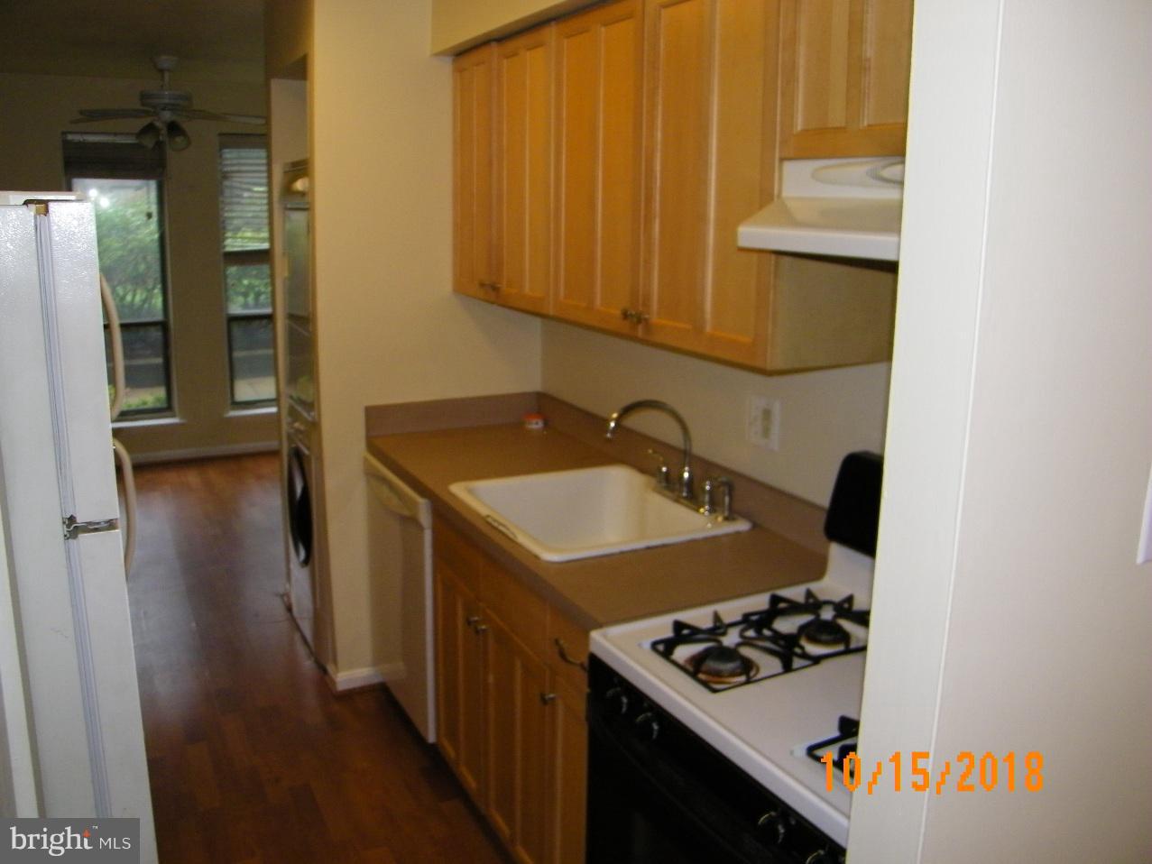 11228 Chestnut Grove Square, Unit 129 Reston, VA 20190 - Photo 5 of 12 Kitchen