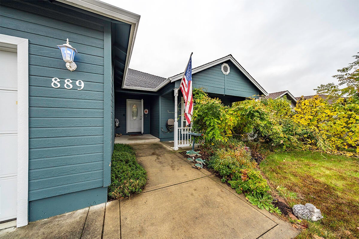 889 Win Way Eagle Point, OR 97524 - Photo 4 of 27 DSC01686