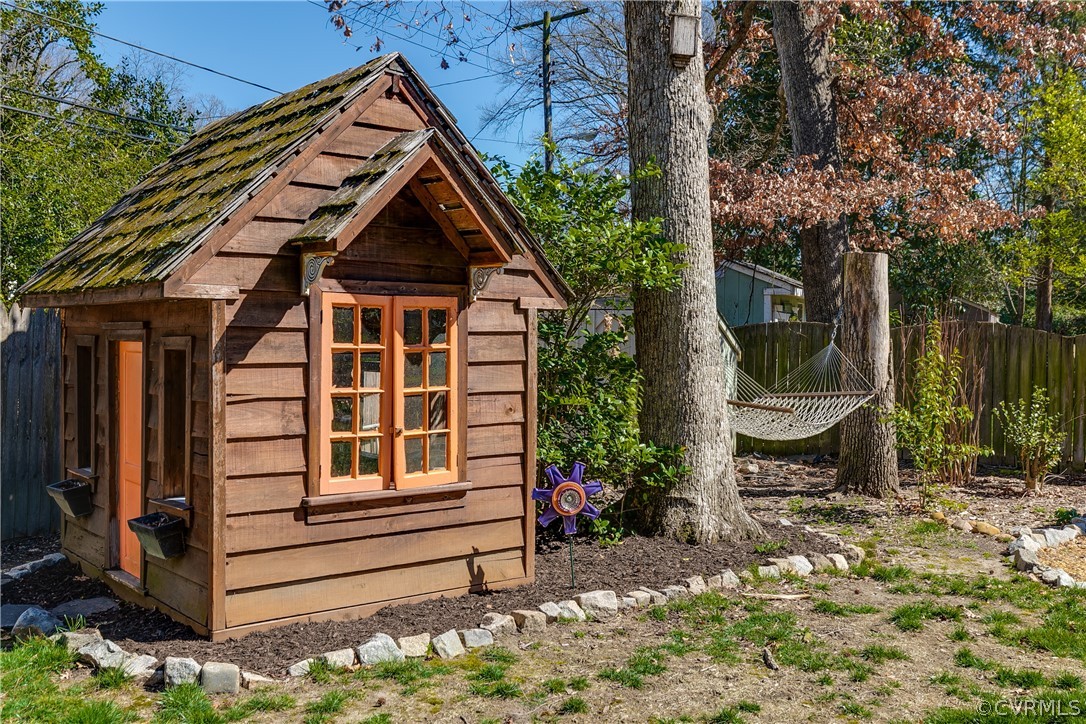 5207 Devonshire Road Richmond, VA 23225 - Photo 38 of 43 Sweet playhouse and/or shed