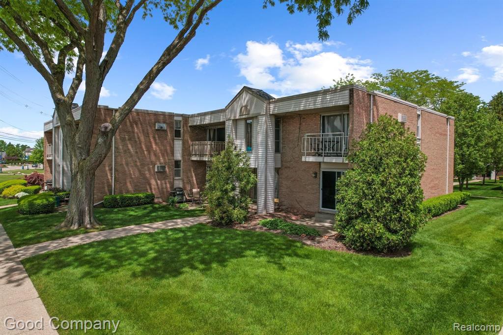 1673 Cass Lake Road, Unit D Keego Harbor, MI 48320 - Photo 3 of 29