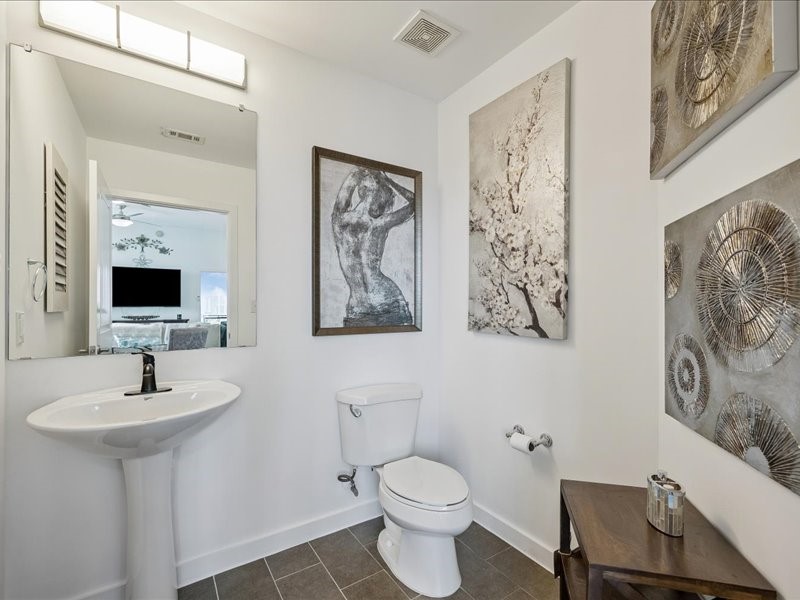 5925 Almeda Road, Unit 11901 Houston, TX 77004 - Photo 12 of 36 Conveniently located for guests, this stylish powder room features modern fixtures, clean lines, and contemporary finishes. Its elegant design complements the home’s sophisticated aesthetic while offering practicality and convenience.