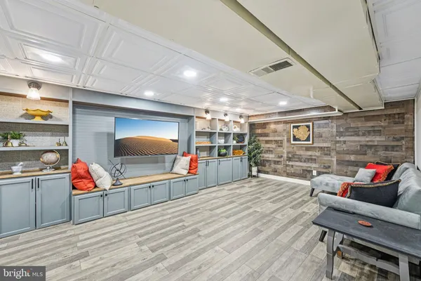 a view of an outdoor sitting area with furniture