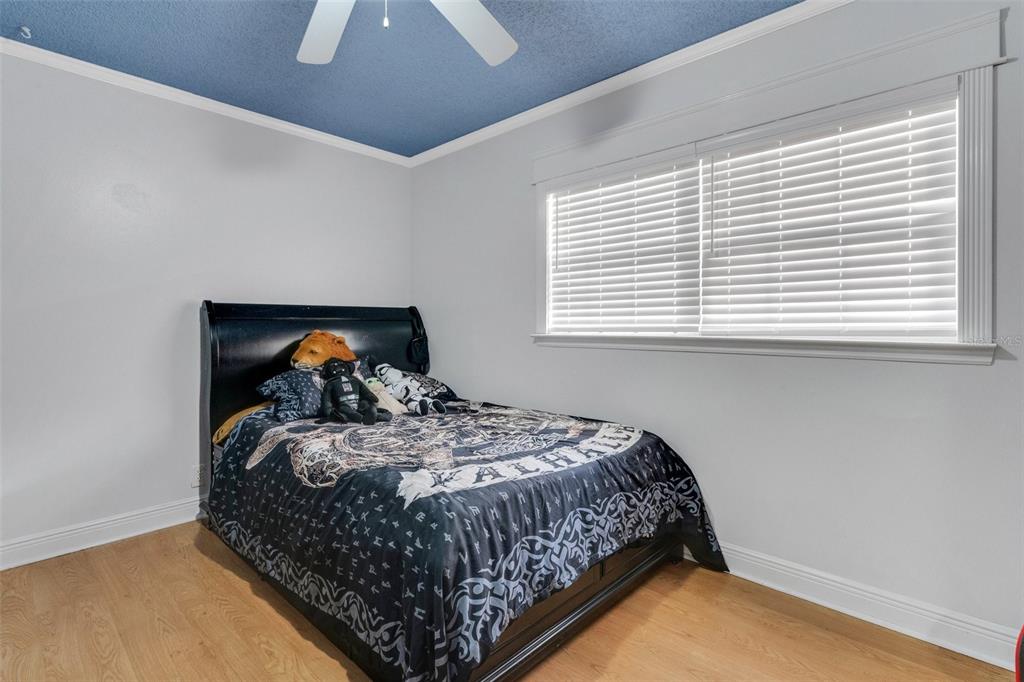202 St Lucie Road Winter Haven, FL 33884 - Photo 10 of 32 a bed sitting in a bedroom next to a window