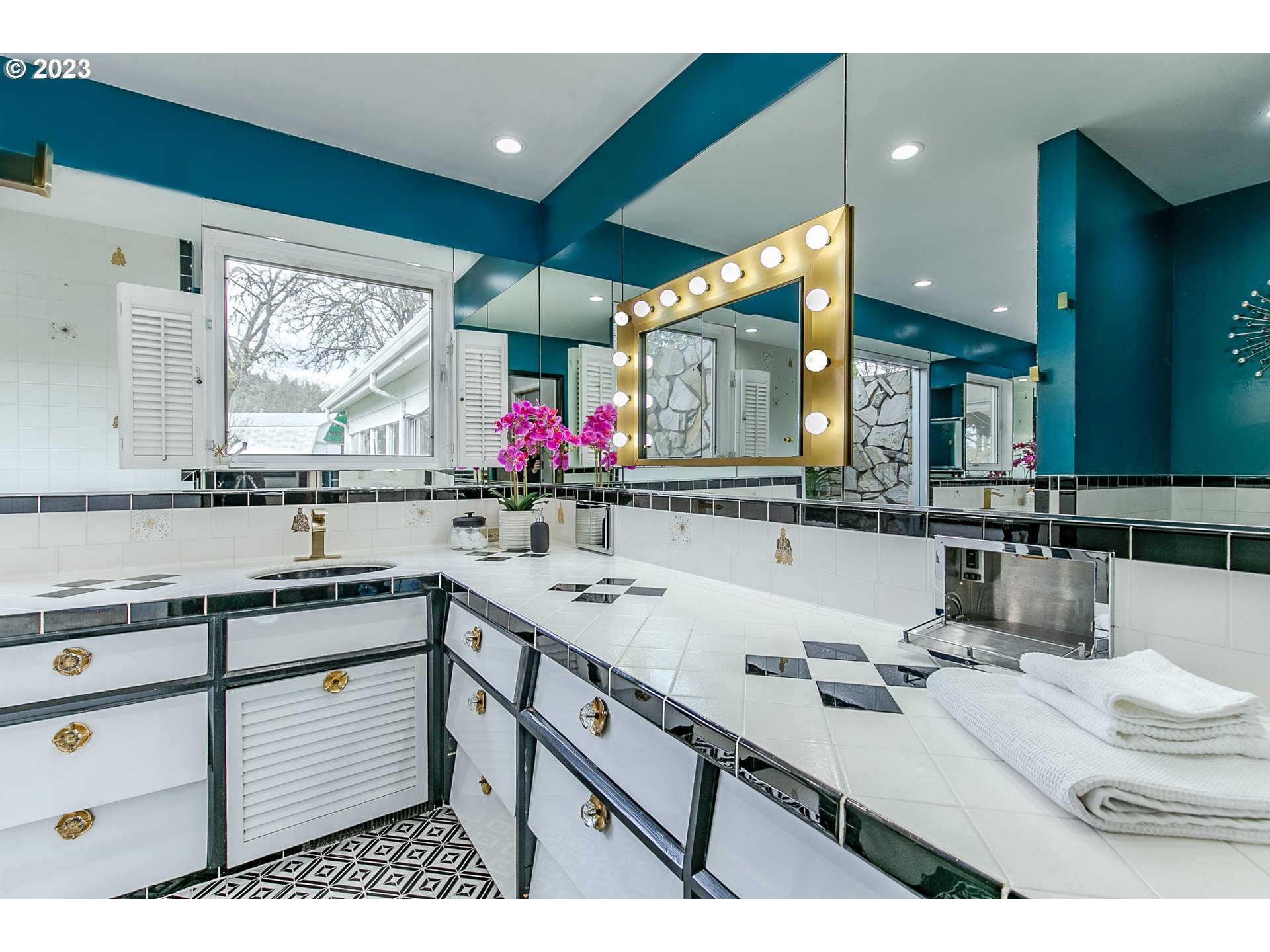 85124 Cloverdale Road Creswell, OR 97426 - Photo 24 of 48 a kitchen with a sink stove and cabinets