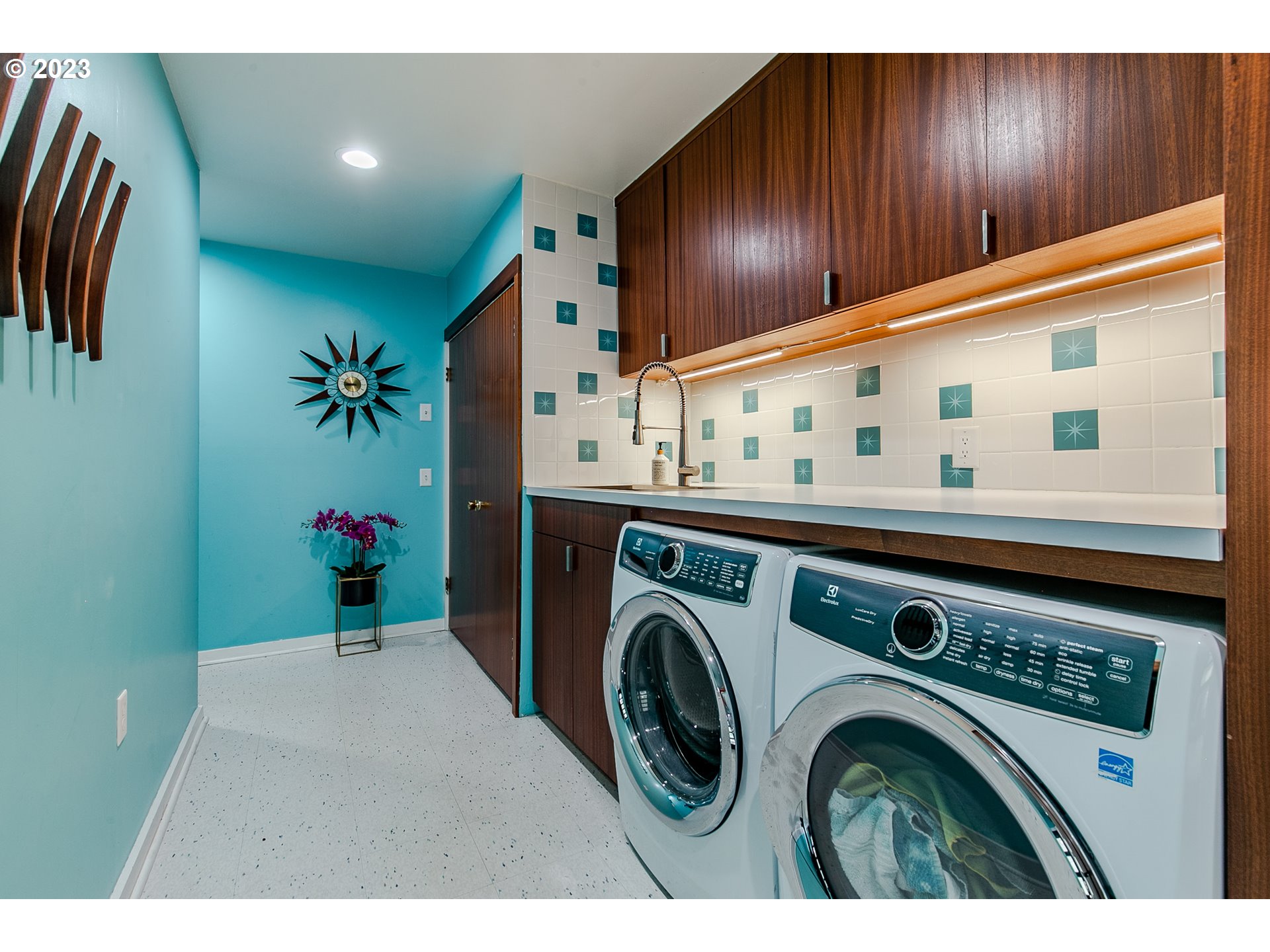 85124 Cloverdale Road Creswell, OR 97426 - Photo 28 of 48 a view of washer and dryer with kitchen in the background