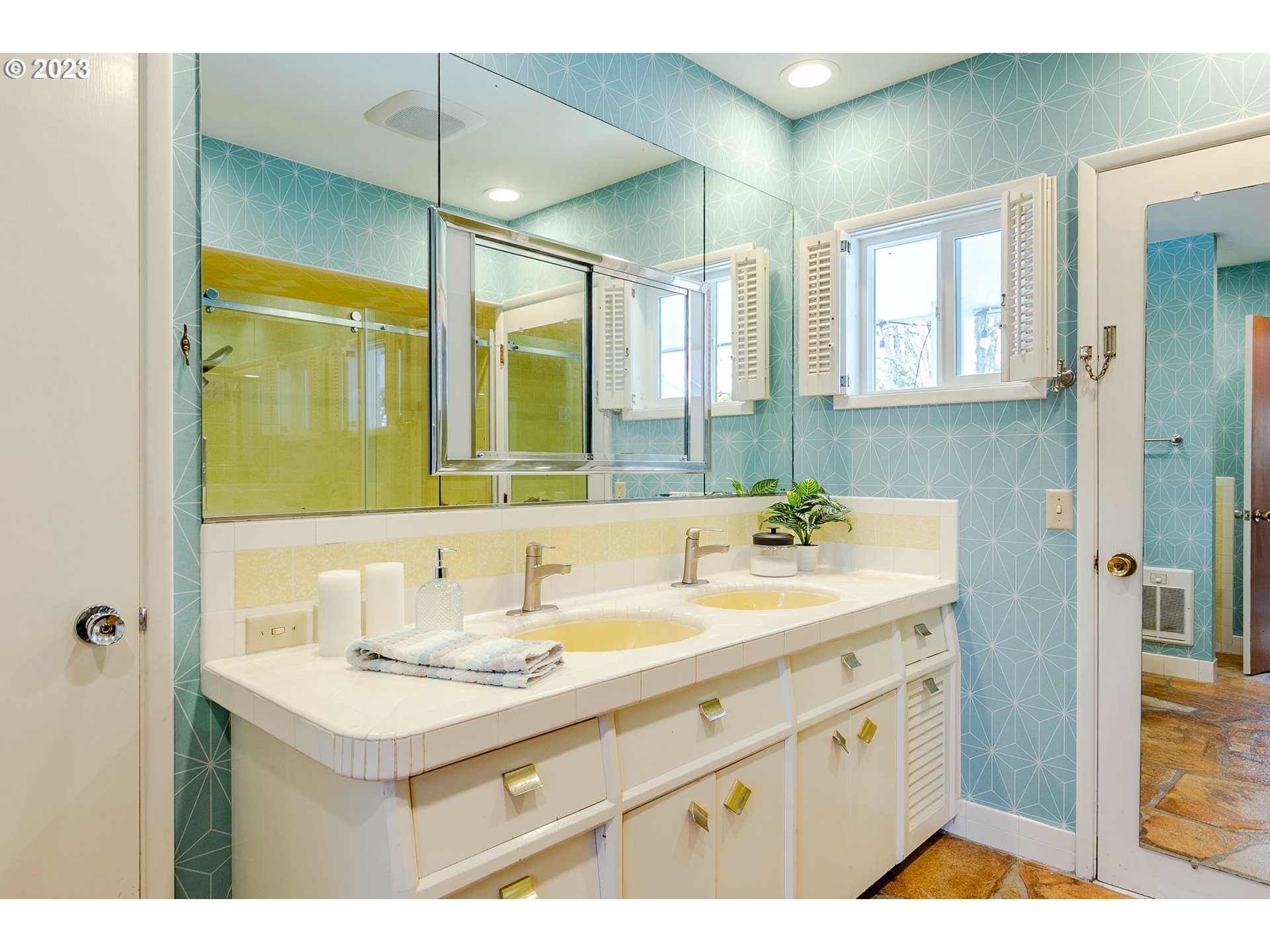 85124 Cloverdale Road Creswell, OR 97426 - Photo 34 of 48 a bathroom with a sink and a mirror