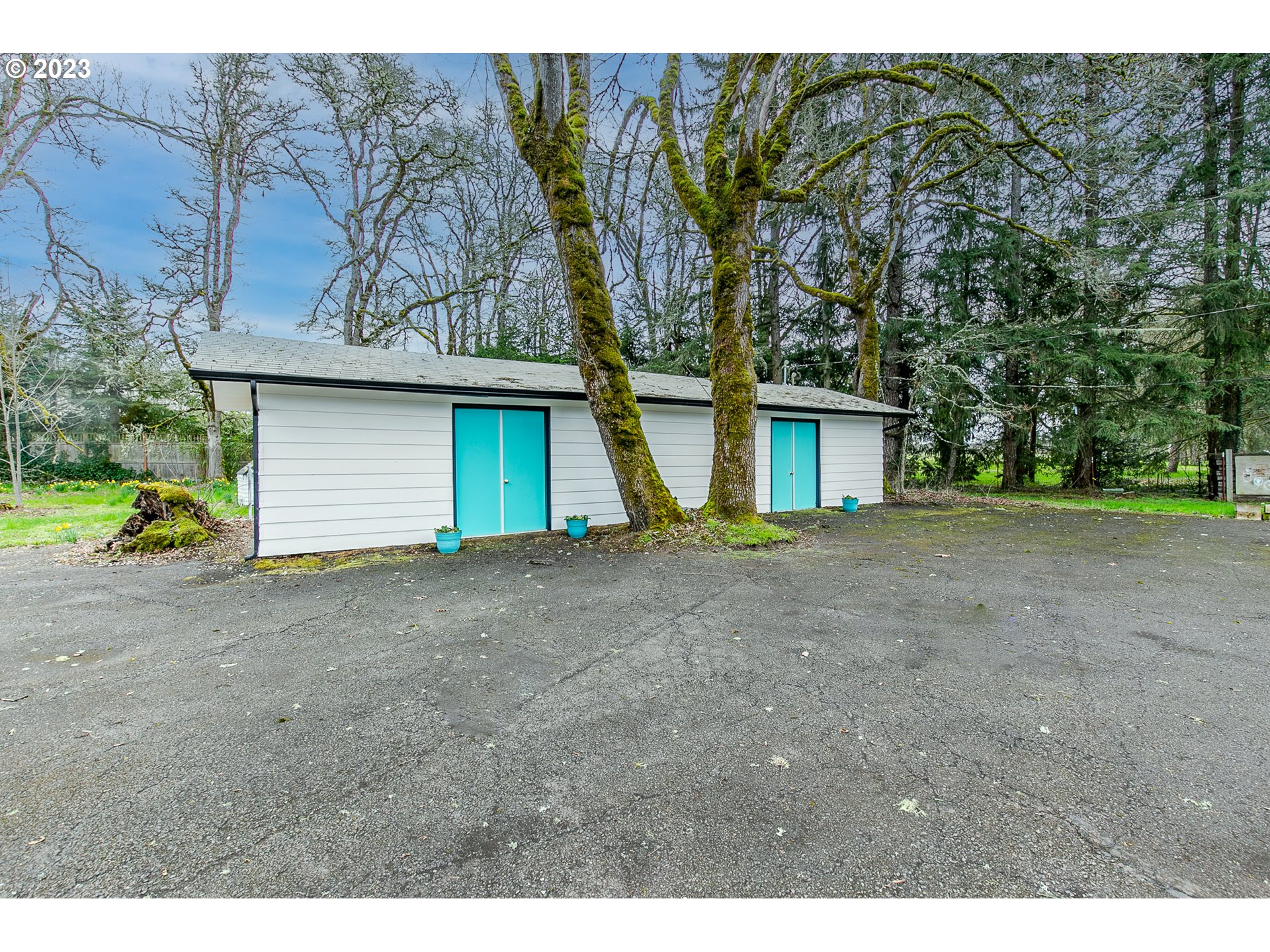 85124 Cloverdale Road Creswell, OR 97426 - Photo 43 of 48 a view of a house with a backyard and tree