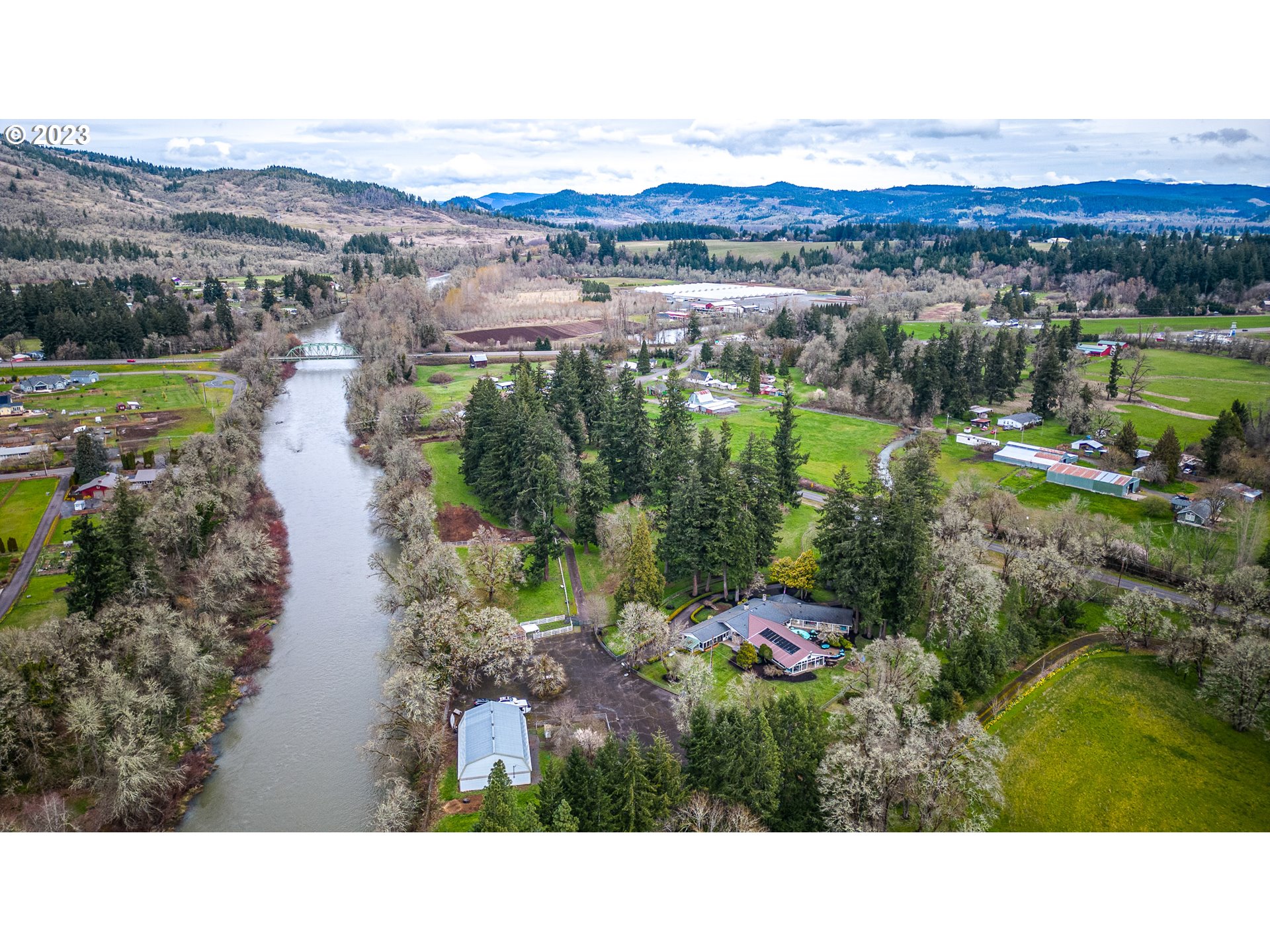 85124 Cloverdale Road Creswell, OR 97426 - Photo 44 of 48 a balcony with furniture and city view