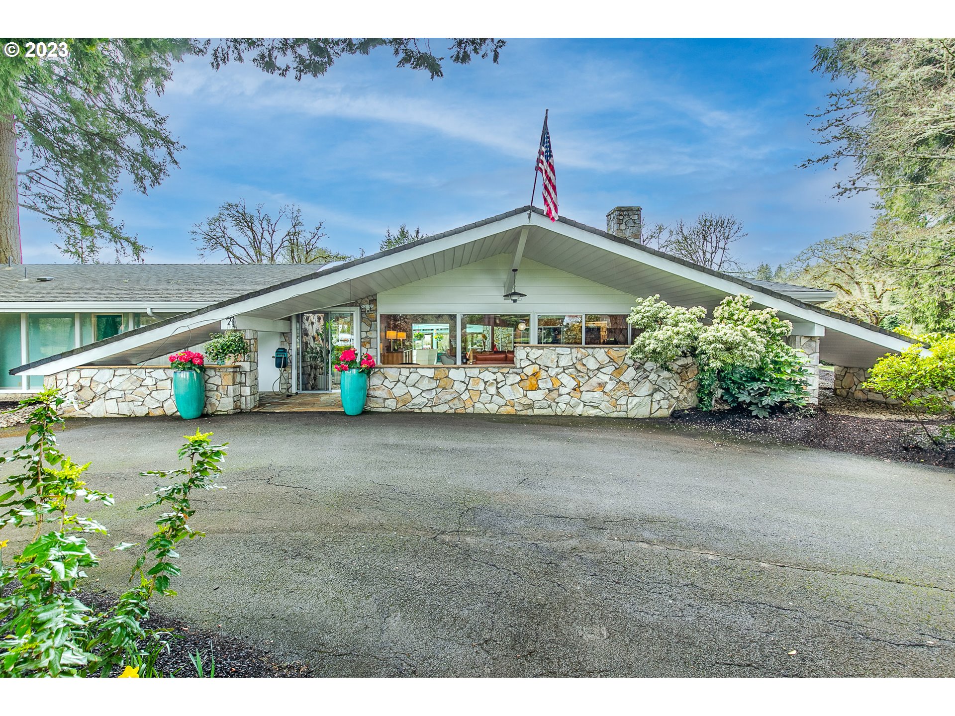 85124 Cloverdale Road Creswell, OR 97426 - Photo 7 of 48 a front view of a house with street