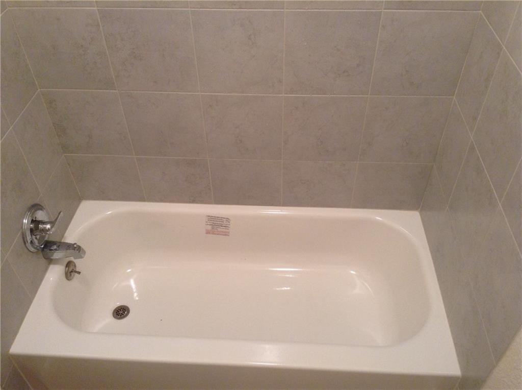 1905 San Gabriel Street, Unit 103 Austin, TX 78705 - Photo 9 of 21 a bathroom with a bathtub