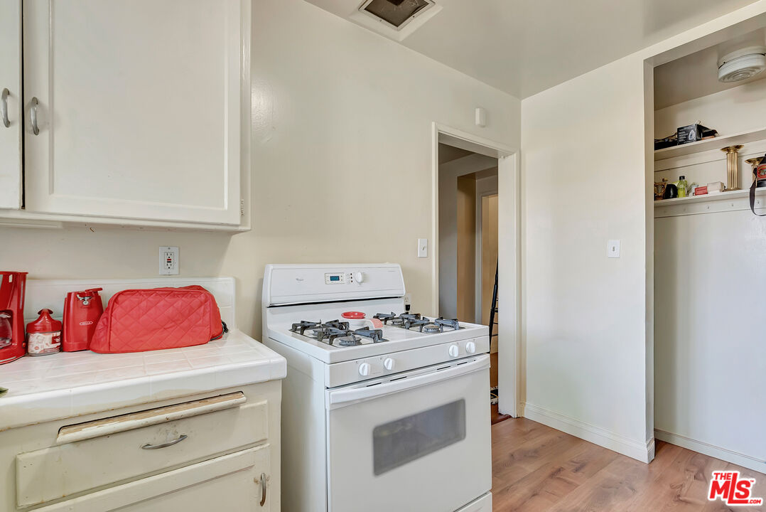 4034 Abourne Road, Unit B Los Angeles, CA 90008 - Photo 11 of 16 a kitchen with appliances and cabinets