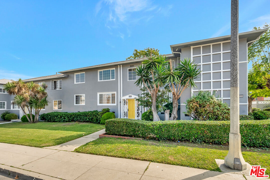 4034 Abourne Road, Unit B Los Angeles, CA 90008 - Photo 14 of 16 a front view of a house with a yard