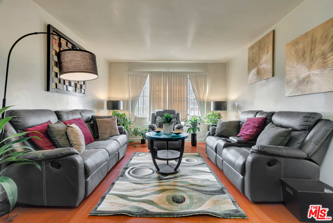 4034 Abourne Road, Unit B Los Angeles, CA 90008 - Photo 3 of 16 a living room with furniture and a potted plant
