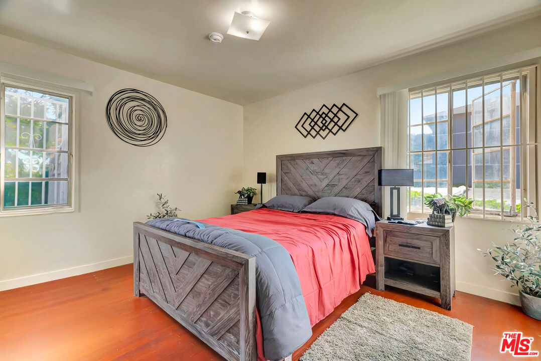 4034 Abourne Road, Unit B Los Angeles, CA 90008 - Photo 6 of 16 a bedroom with a bed and a table in it