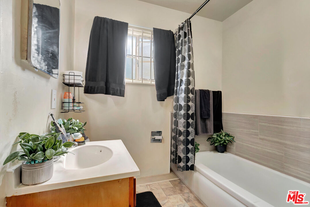 4034 Abourne Road, Unit B Los Angeles, CA 90008 - Photo 7 of 16 a bathroom with a tub sink and mirror