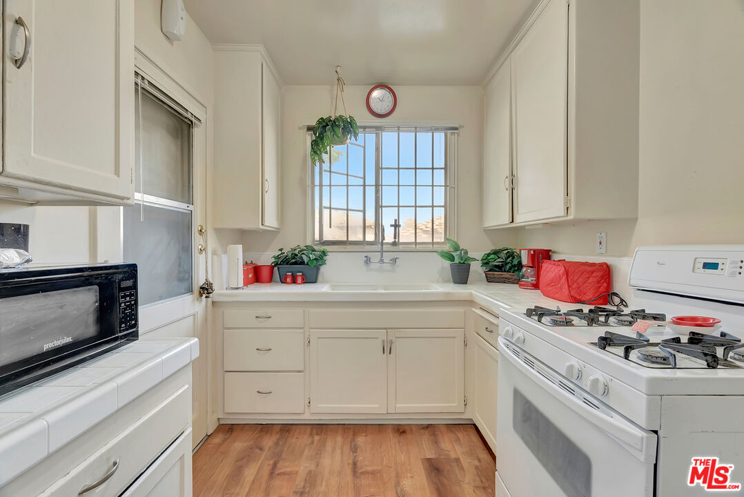 4034 Abourne Road, Unit B Los Angeles, CA 90008 - Photo 10 of 16 a kitchen with cabinets appliances and a window