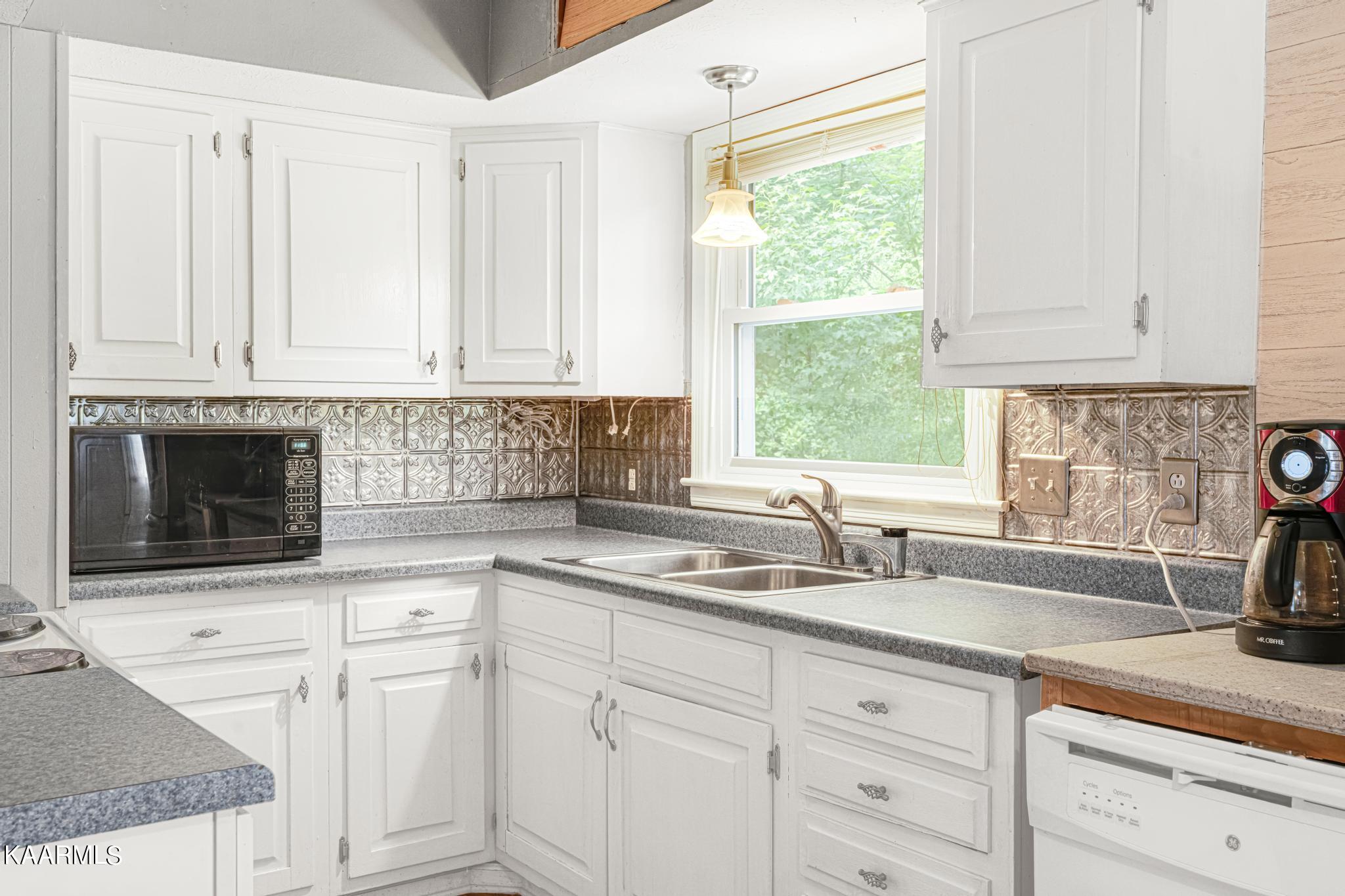 222 Loop Road Caryville, TN 37714 - Photo 7 of 33 DSC09767