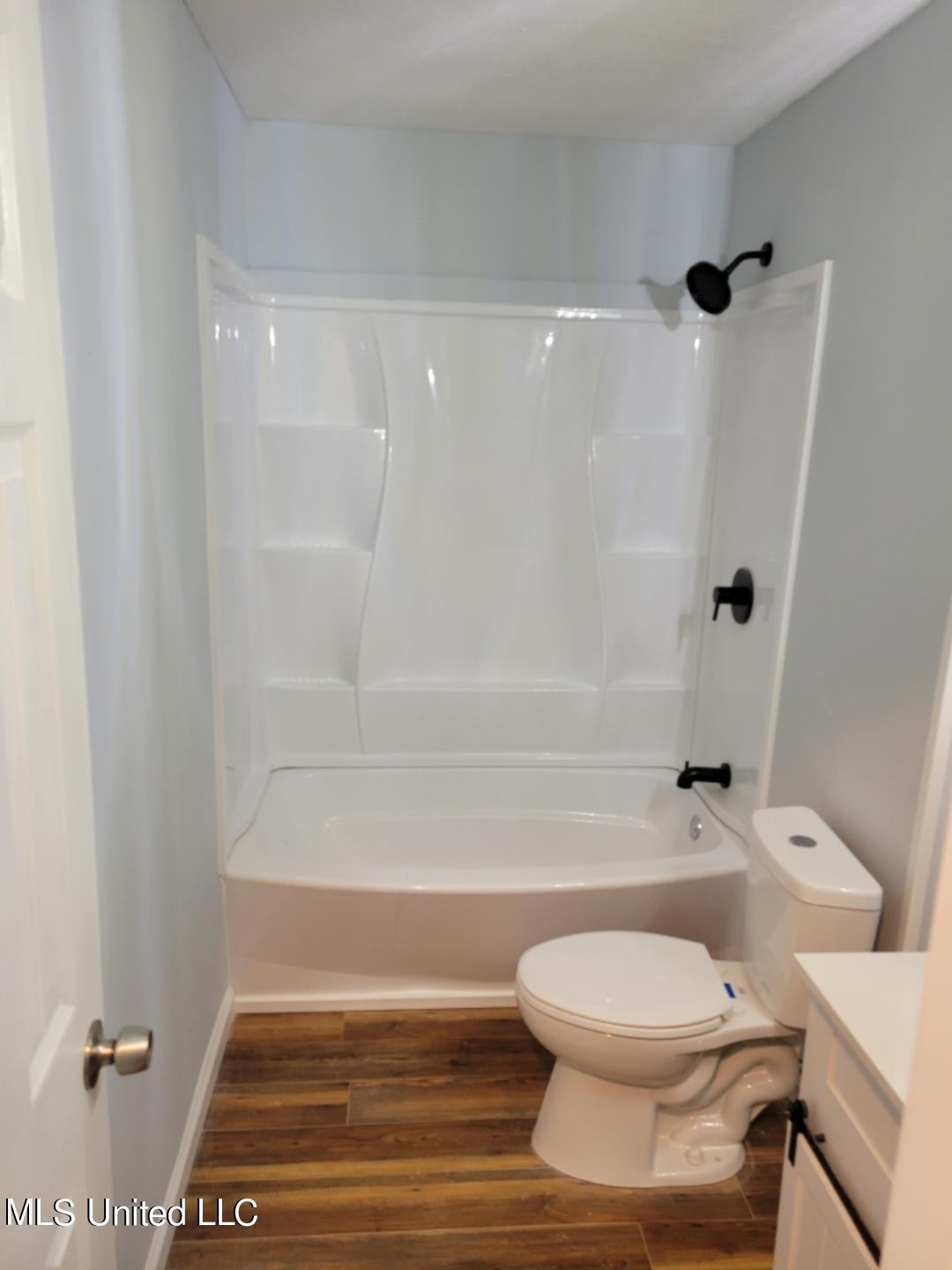 4081 West Lake Road Jackson, MS 39212 - Photo 17 of 20 hall bathroom