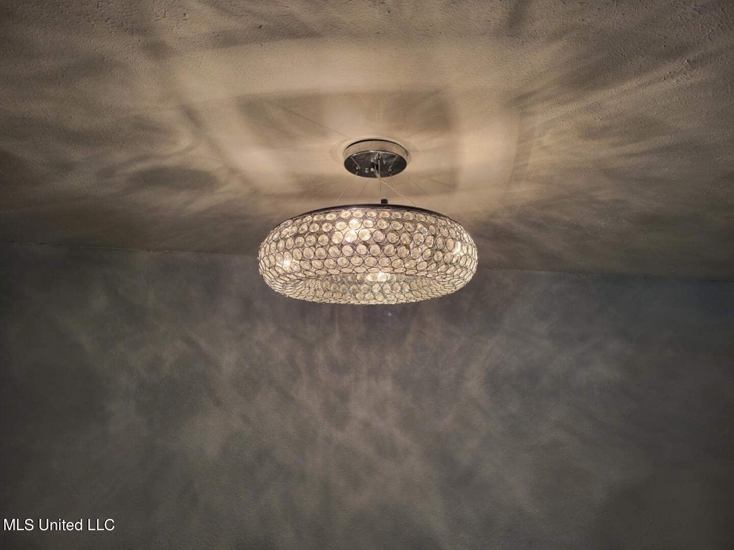 4081 West Lake Road Jackson, MS 39212 - Photo 9 of 20 dining light fixture