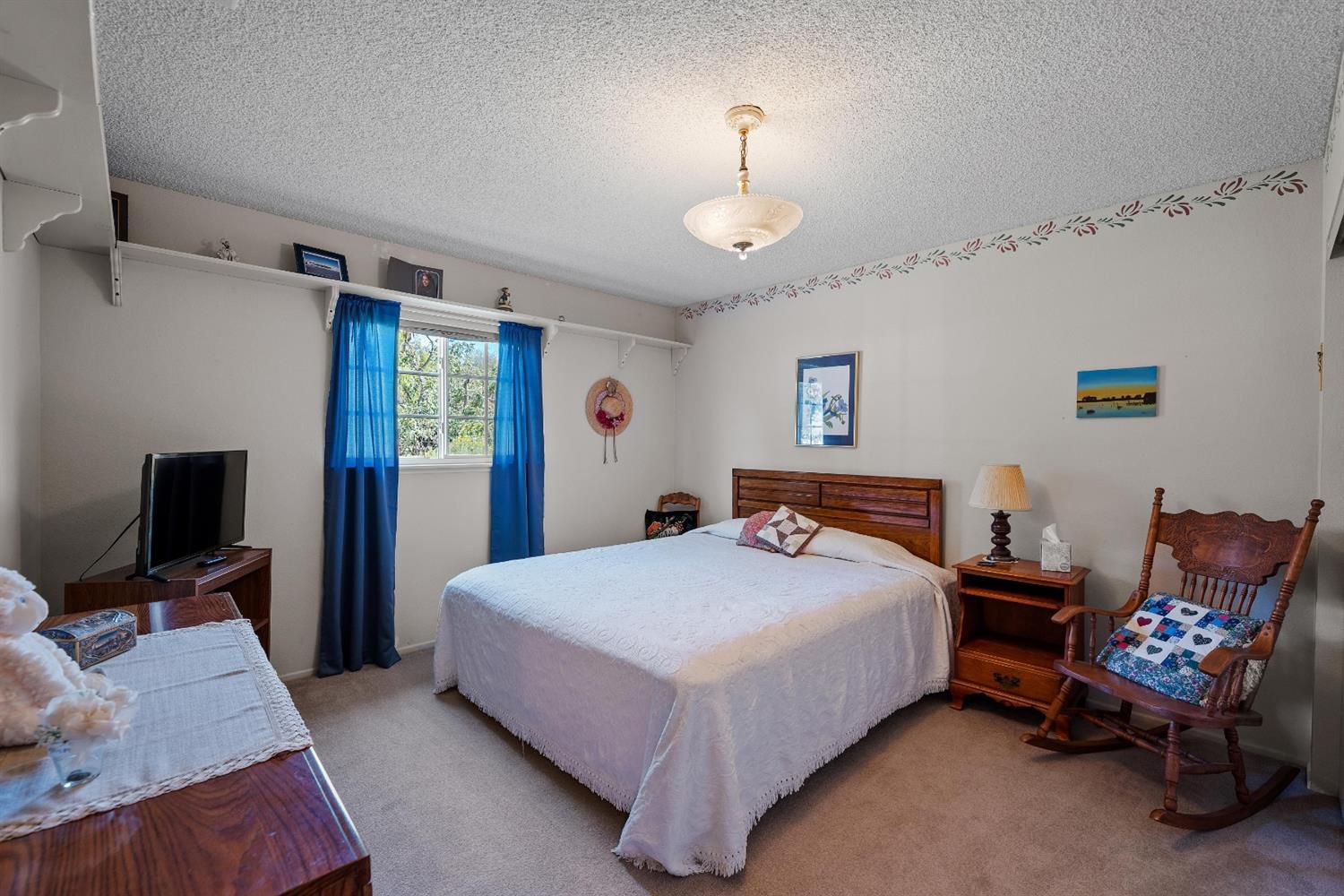 488 South Rice Road Ojai, CA 93023 - Photo 18 of 23 a bedroom with a bed and furniture