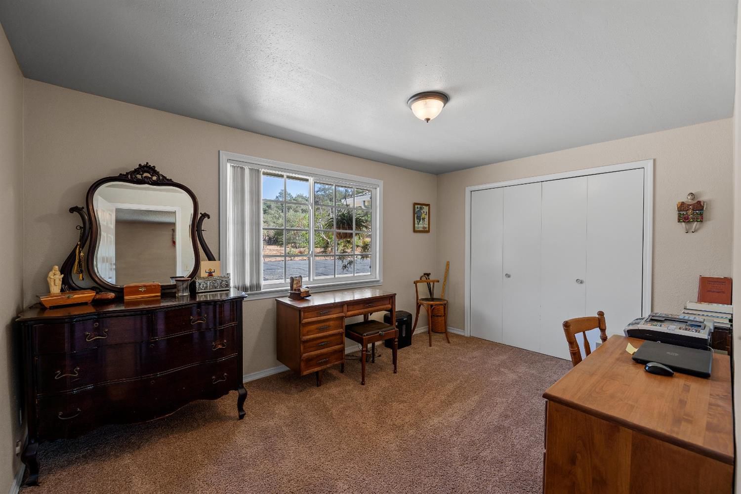488 South Rice Road Ojai, CA 93023 - Photo 19 of 23 a room with furniture and musical instruments