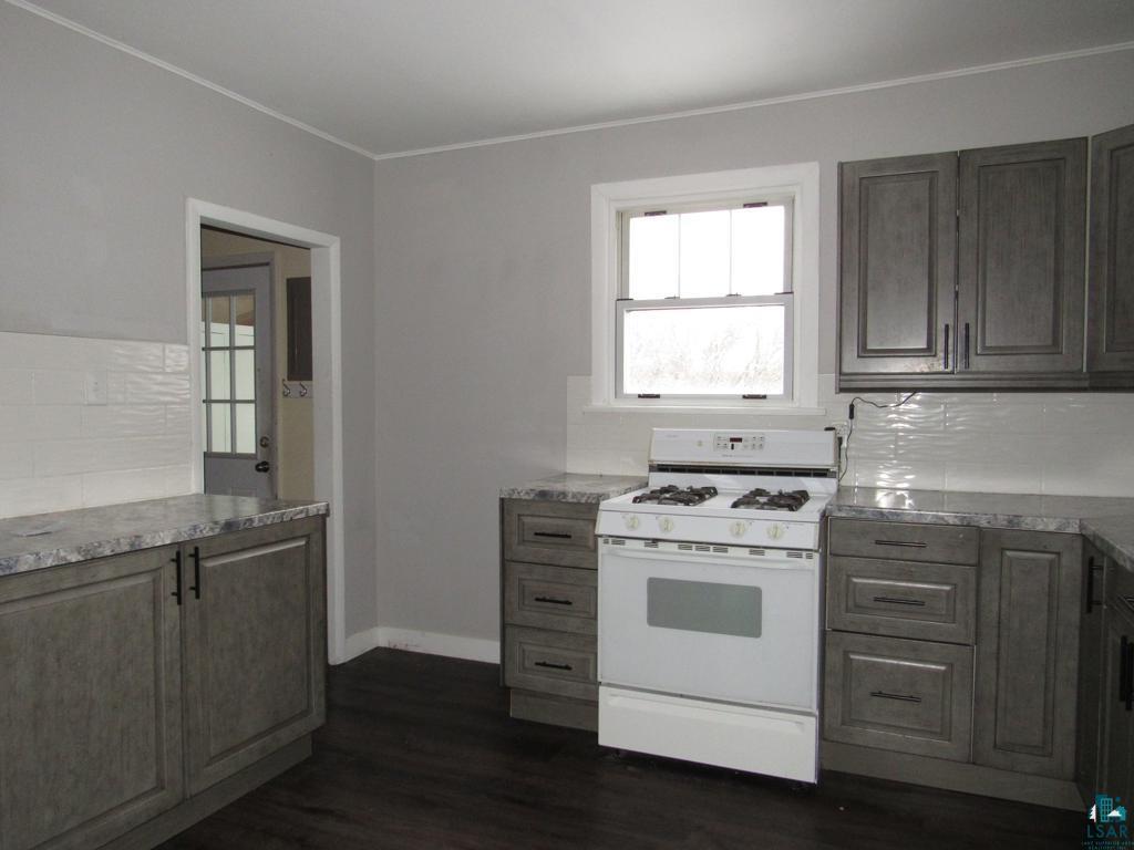 5716 Oakes Avenue Superior, WI 54880 - Photo 2 of 29