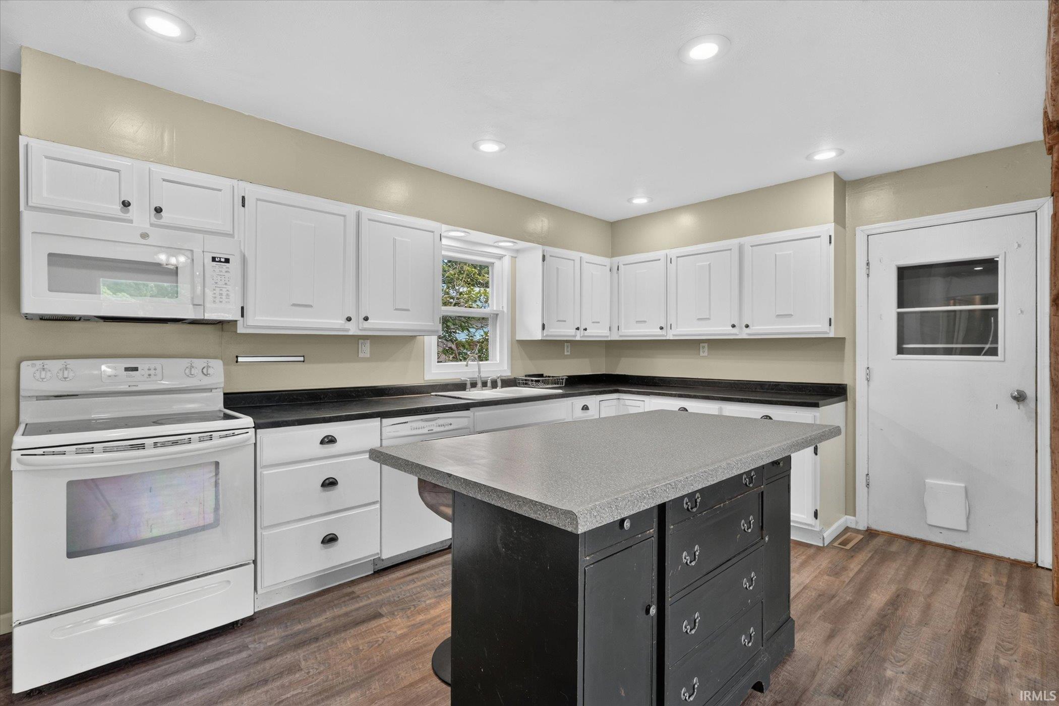 61384 Oak Road South Bend, IN 46614 - Photo 9 of 32 Gallery Image 9
