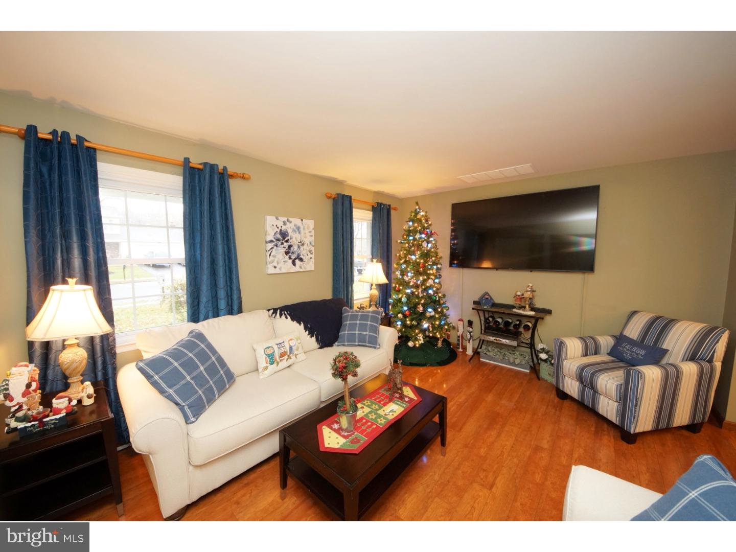2 Hobbs Road Hamilton, NJ 08619 - Photo 5 of 25 Living Room